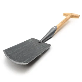 1370 - Käsilapio - 45 cm T-vartinen tuhkakivi