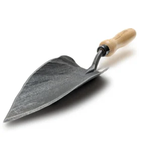 1493 - Istutuslasta - käsin taottu yhdestä teräskappaleesta - 14 cm tuhkavartinen kahva