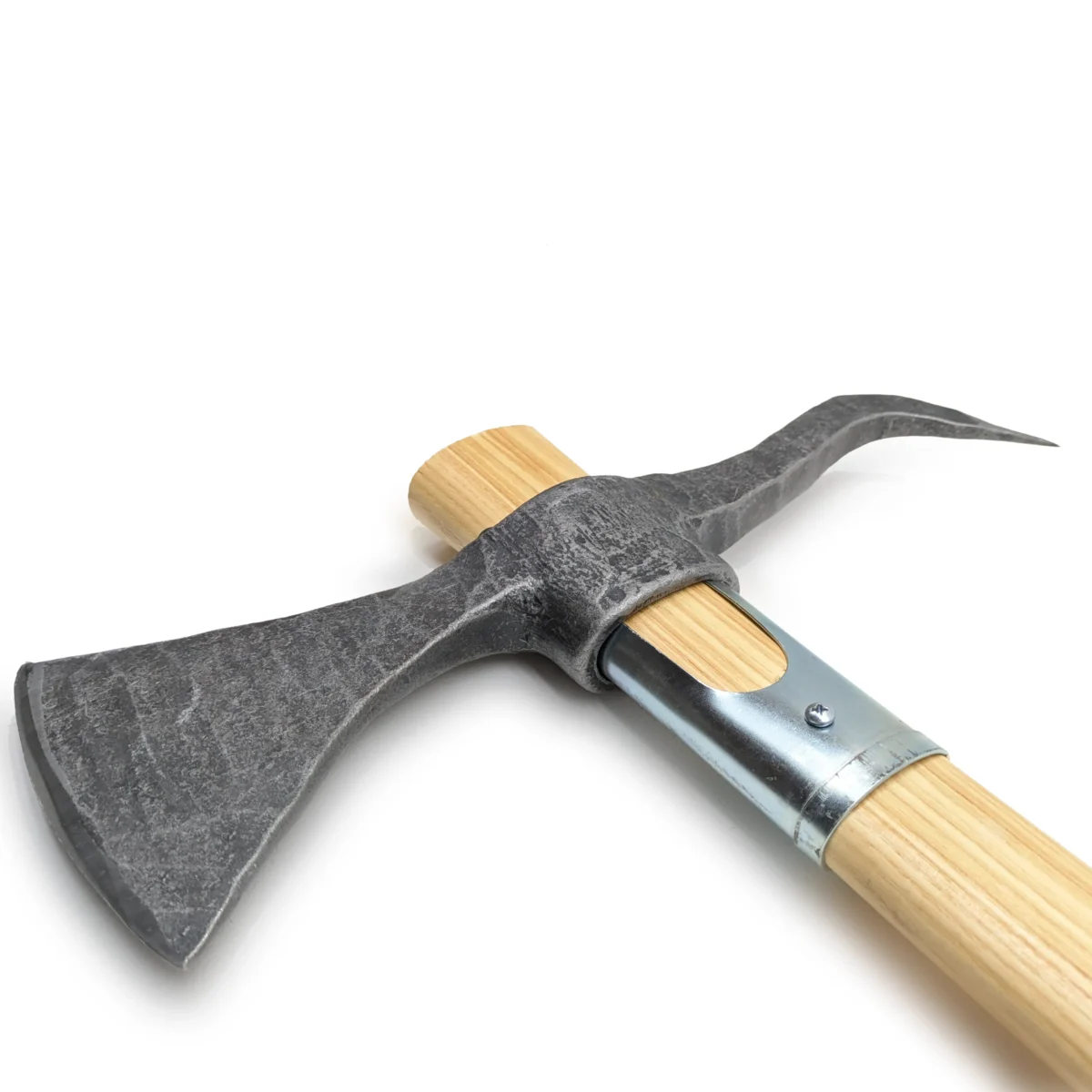 Sapphire puunleikkuukirves lakatulla tuhkakahvalla (90 cm) ja metallisella kahvasuojalla.