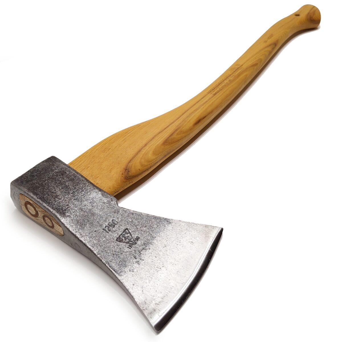 Taottu kirves puiden kaatamiseen, 1 kg:n painoinen hikkorivartinen kirves.