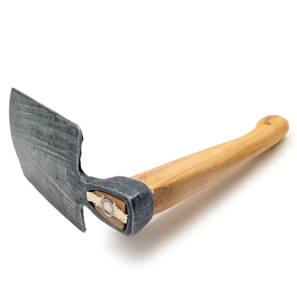 Vasaraksi taottu Krumpholz-käsikirves, puutarhamalli nro 1538, 35 cm:n hickory-varsilla